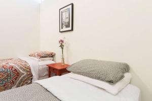 4 Bedroom NYC Apartment客房内的一张或多张床位