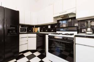 4 Bedroom NYC Apartment的厨房或小厨房