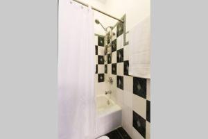 纽约4 Bedroom NYC Apartment的浴室设有白色的淋浴帘和水槽