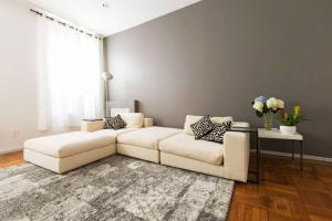 4 Bedroom NYC Apartment的休息区