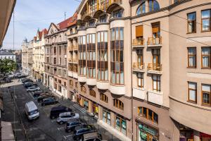 une rue de la ville avec des voitures garées devant des bâtiments dans l'établissement Historical Center of Lviv, à Lviv