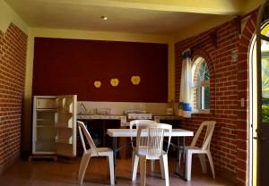 a kitchen with a table and chairs in a kitchen at Hotel y Cabañas Quinta Los Cipreses in Atlatlahucan