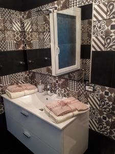 La salle de bains est pourvue d'un lavabo et d'un miroir. dans l'établissement Bon Bon, à Milis