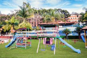 un parque con un parque infantil con toboganes y un tobogán en Hotel Vilage Inn All Inclusive Poços de Caldas, en Poços de Caldas