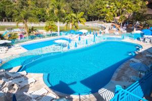 an overhead view of a large swimming pool with chairs at Hotel Vilage Inn All Inclusive Poços de Caldas By Nacional Inn in Poços de Caldas