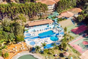 an overhead view of a swimming pool at a resort at Hotel Vilage Inn All Inclusive Poços de Caldas By Nacional Inn in Poços de Caldas