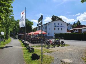eine Flagge auf einer Stange vor einem Gebäude in der Unterkunft Garni Hotel Biebertal am Milseburgradweg in Hofbieber