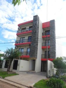 Un edificio con balcones rojos a los lados. en Departamento CATALINA, en Colón