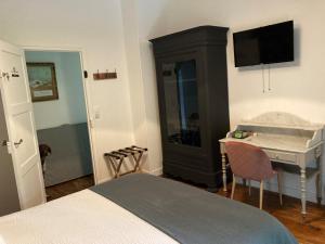 um quarto com uma cama, um lavatório e uma secretária em Le Clos Adnet em Villers-Marmery