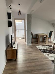 Μια τηλεόραση ή/και κέντρο ψυχαγωγίας στο Pristina Select Apartments