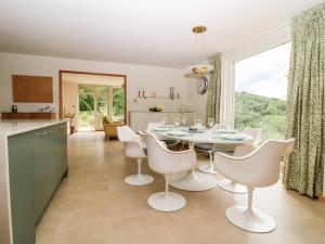 een keuken en eetkamer met een tafel en stoelen bij Under Catswood in Stroud