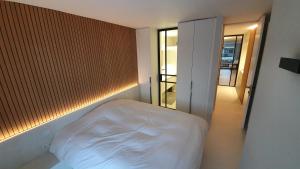 Tempat tidur dalam kamar di Walhalla Knokke sea view