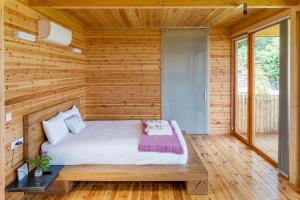 A bed or beds in a room at Cabanas de Canduas