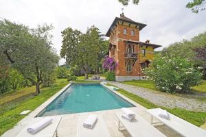 een huis met een zwembad voor een gebouw bij Villa Maria in Salò