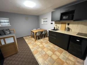 Kuchyň nebo kuchyňský kout v ubytování Apartments Maxi