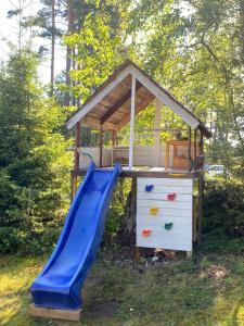 Herní místnost nebo prostor pro děti v ubytování Fritidshus House by the lake