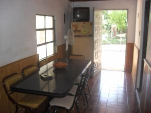 una sala da pranzo con tavolo e sedie neri di Casa Martinez a Colón