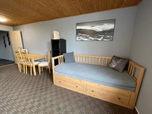 ストラージュネーにあるApartments Maxiのベッドとテーブル付きの小さな部屋