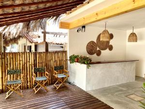 une terrasse avec des chaises et un bar dans une maison dans l'établissement Pousada Nativa Jeri, à Jericoacoara