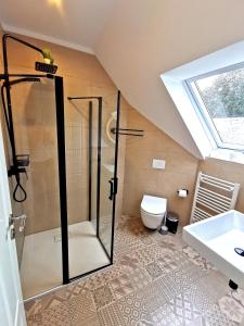La salle de bains est pourvue d'une douche et de toilettes. dans l'établissement Kavaliershaus Henriettenhof, à Grömitz
