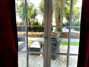 una puerta abierta a un patio con 2 sillas en Kavaliershaus Henriettenhof, en Grömitz