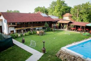 uma casa com um quintal com uma piscina em Къща за гости "Крушунско ханче" em Krushuna