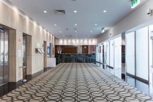 an empty hallway of a building with ailed floor at Hotel de Guimaraes in Guimarães