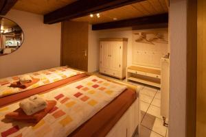 a bedroom with two beds and a kitchen at Ferienhof-Gerda-Ferienwohnung-Storchennest in Oberkirnach