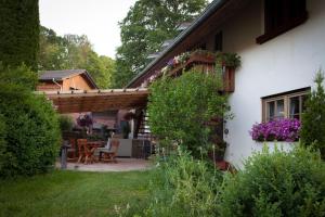 a house with a pergola and a patio at Ferienhof-Gerda-Ferienwohnung-Storchennest in Oberkirnach