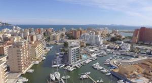 una vista aérea de un puerto con barcos en el agua en Moderno y confortable apartamento Port Trebol en Roses