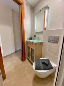 uma casa de banho com um WC e um lavatório em Moderno y confortable apartamento Port Trebol em Roses