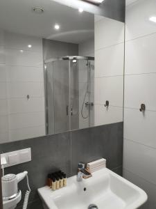 ein Badezimmer mit Waschbecken und Dusche in der Unterkunft Hotel Garbów *** Centrum Konferencyjno - Bankietowe in Garbów + 5 Fotos