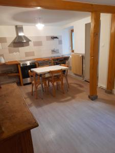 a kitchen with a table and chairs in it at Charmant petit appartement avec bel exterieur. in Saint-Amarin
