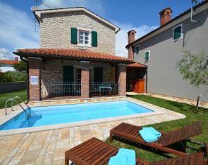 une villa avec une piscine et une maison dans l'établissement Villa Petra, à Poreč