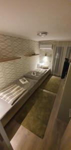 pokój z 2 łóżkami i 2 dywanami w obiekcie FortunaBeachHouse w Zamárdi