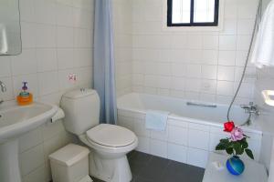 A bathroom at Sunbay Apartments