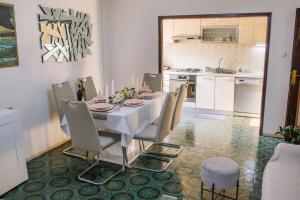 Kuchyň nebo kuchyňský kout v ubytování Apartment Lorenzo
