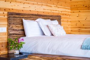 A bed or beds in a room at Cabanas de Canduas