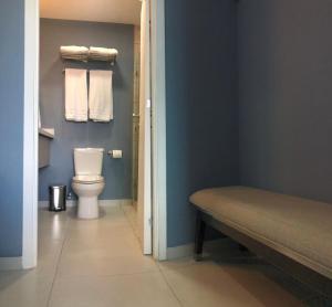 JF Three Bedroom Apartment的一间浴室