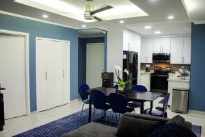 JF Three Bedroom Apartment的厨房或小厨房