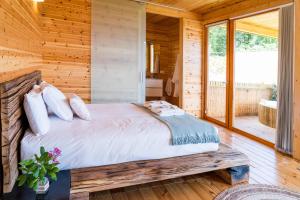 A bed or beds in a room at Cabanas de Canduas