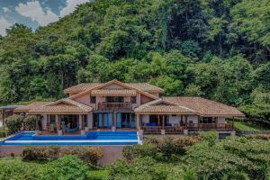 una casa frente a una montaña en Casa Sueños, en Islita