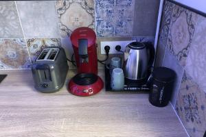 Příslušenství pro přípravu čaje a kávy v ubytování Just Cozy Chambre totalement indépendante #3
