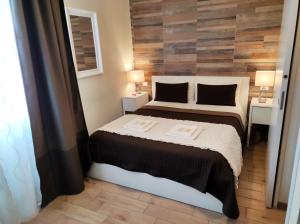 a bedroom with two beds and a wooden wall at Pisa City Lodge in Pisa