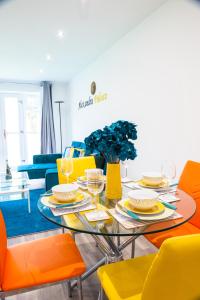 un comedor con una mesa con sillas amarillas en The 'Pinky' - Beautiful 1 Bed Apartment in Hatfield - FREE Parking - Near Uni & Business Park - Long stays - Corporate, Leisure, Contractors en Hatfield