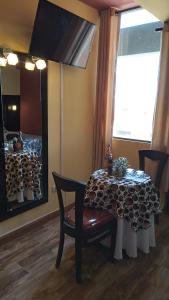 una sala da pranzo con tavolo e finestra di Hotel Paraíso a Callampaya