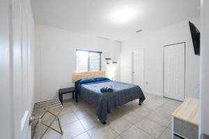 Ein Bett oder Betten in einem Zimmer der Unterkunft New house on the block near Miami Airport.