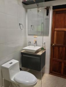 un baño con inodoro y lavabo en Refugio Villa Tere, en Villa de Leyva 29 fotos más