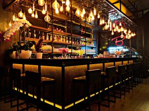 un bar con una fila di sedie e luci di The Upper House - Fitzrovia - by Frankie Says a Londra