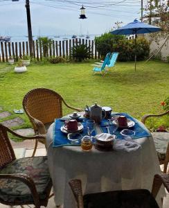 einen Tisch mit Essen und einen Topf darüber in der Unterkunft Aretê Ilha Grande in Abraão